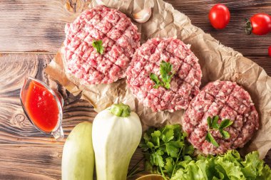 Mixe yere et pirzola kıyılmış sığır eti ve domuz eti Set Kebap sosis ızgara biftek pişirme üzerinde kızarmış için ateş gıda sebze kiraz domates yaprak marul maydanoz genç kabak ve zeytin yağı.