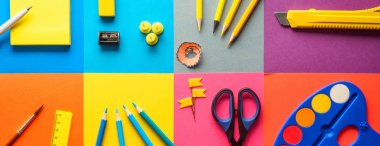 Okul ve eğitim çok kağıt kavramı geri okul kopya alanı yakın çekim en iyi görünüm için renkli arka plan üzerinde çizim mektup öğrenmek için okul öncesi Çocuk aksesuarları ayarla.