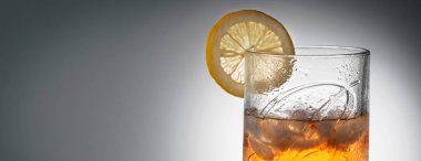 Çelyabinsk, Rusya Federasyonu - Nisan Dambarton, İskoçya Pernod Ri tarafından üretilen cam, en iyi harmanlanmış Scotch viski Ballantines logosu ile doğal buz küpleri ve bir dilim limon vuruşta arka plan Delicious Scotch Whisky Ballantines reklam 10,2018