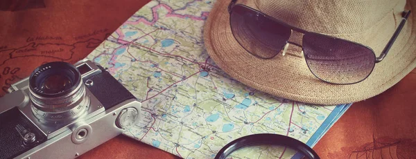 Begreppet Travel Resenär Reser Solglasögon Kamera Karta Och Hatt Brunt — Stockfoto