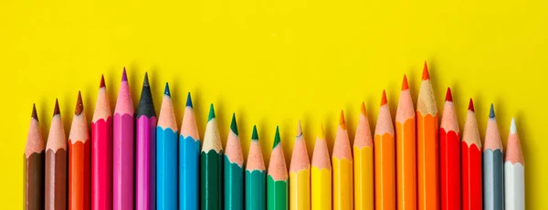 Lápis Colorido Onda Arco Íris Arte Escola Educação Fundo Amarelo — Fotografia de Stock