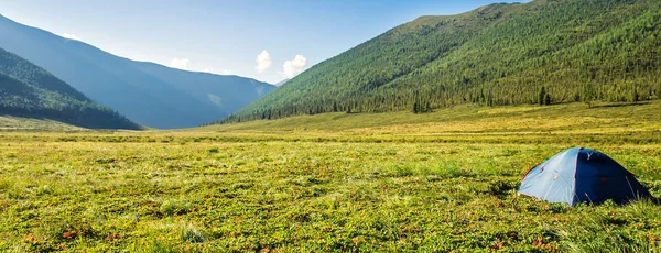 Paesaggio Pittoresco Tenda Turistica Sul Prato Montagna Campo Alba Zaino — Foto Stock