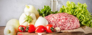 Mixe kıyma kıyılmış et ve domuz Set Kebap sosis ızgara biftek pişirme üzerinde kızarmış için ateş gıda sebze kiraz domates yaprak marul maydanoz genç kabak sarımsak ve zeytin yağı.