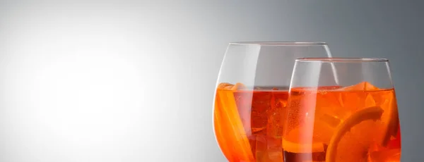 이탈리아 유리에 희미하게 칵테일 Aperol 상쾌한 오렌지 그라데이션 유리에 — 스톡 사진