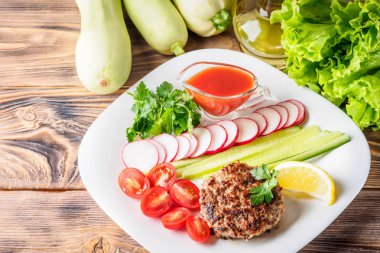 Kıyılmış biftek pirzola turp kiraz domates dilim salatalık maydanoz limon ve sosu ketçap kavramı gıda yaz ev yapımı piknik Barbekü assorty karışımı sebze ile beyaz tabakta ızgarada pişmiş