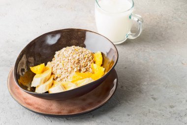 Yulaf arpa buğday çavdar Mısır adet muz portakal ve bardak süt kavramı sağlıklı kahvaltı ürünleri yulaf lapası veya granola yemek tarifi için pul doğru beslenme diyet mix.