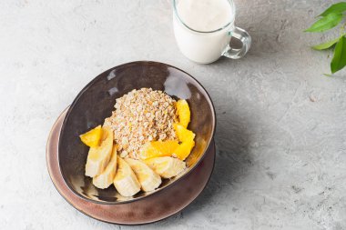 Yulaf arpa buğday çavdar Mısır adet muz portakal ve bardak süt kavramı sağlıklı kahvaltı ürünleri yulaf lapası veya granola yemek tarifi için pul doğru beslenme diyet mix.