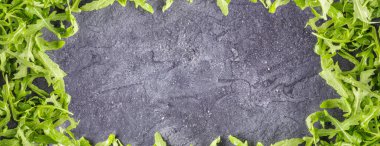 Roka salatası rucola çerçeve gıda arka plan makro yakın çekim kopya alanı üstten görünüm kavramı diyet sağlıklı beslenme organik antioksidan bırakır