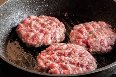 Beşamel sos biftek ızgara tava