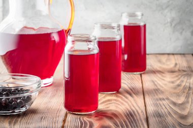 Siyah frenk üzümü kiraz yaban mersini kokteyl kavanozlara içecek komposto kırmızı çilek