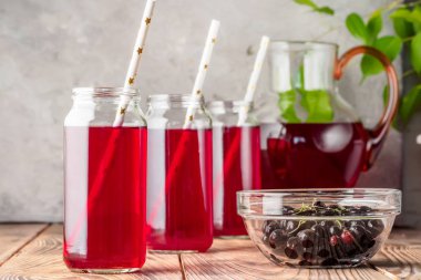 Siyah frenk üzümü kiraz yaban mersini kokteyl kavanozlara içecek komposto kırmızı çilek