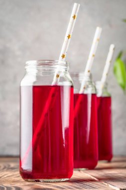 Siyah frenk üzümü kiraz yaban mersini kokteyl kavanozlara içecek komposto kırmızı çilek