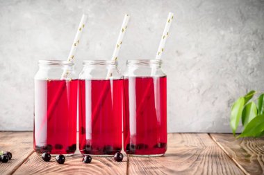 Siyah frenk üzümü kiraz yaban mersini kokteyl kavanozlara içecek komposto kırmızı çilek