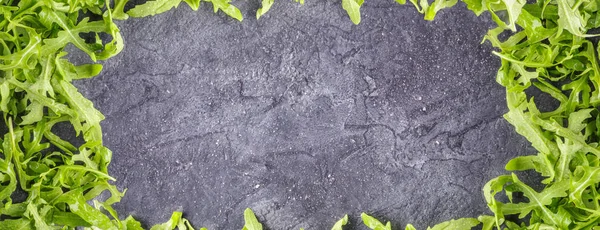 Roka salatası rucola çerçeve gıda arka plan makro yakın çekim kopya alanı üstten görünüm kavramı diyet sağlıklı beslenme organik antioksidan bırakır