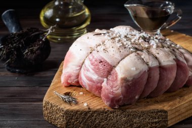 Ham pirzola Marine et jüt, kaba deniz ile yapılmış tuz sicim ile sarılı rulo, biber, otlar baharat biberiye zeytinyağı ve soya sosu ile servis ahşap masa arka plan üzerinde