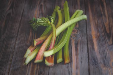 Organik gıda yerleştirin sebze ahşap arka plan, düşük anahtar kopyalama alanı üzerinde metin üstten görünüm yumuşak seçici odak için kaynaklanıyor taze genç ravent malzemeler için yemek tarifleri sağlıklı diyet, detoks