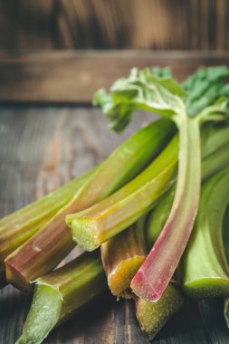 Organik gıda yerleştirin sebze ahşap arka plan, düşük anahtar kopyalama alanı üzerinde metin üstten görünüm yumuşak seçici odak için kaynaklanıyor taze genç ravent malzemeler için yemek tarifleri sağlıklı diyet, detoks