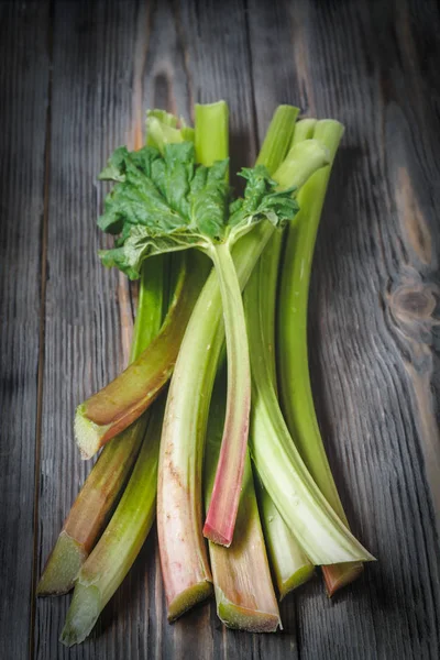 Organik gıda yerleştirin sebze ahşap arka plan, düşük anahtar kopyalama alanı üzerinde metin üstten görünüm yumuşak seçici odak için kaynaklanıyor taze genç ravent malzemeler için yemek tarifleri sağlıklı diyet, detoks