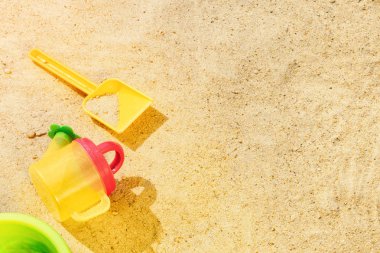 Plaj yaz güneş kum çocuklar oyuncak ve şişe su terlik ve çocuk eğlence turizm eğlence oyunları cilt koruma Spf Uva Uvb radyasyon güvenliği Melanom kanseri güneş kremi konsepti.