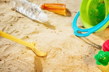 Plaj yaz güneş kum çocuklar oyuncak ve şişe su terlik ve çocuk eğlence turizm eğlence oyunları cilt koruma Spf Uva Uvb radyasyon güvenliği Melanom kanseri güneş kremi konsepti.