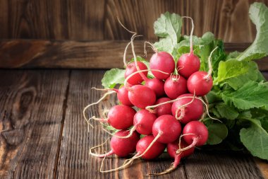 Demet taze Olgun genç turp sebze gıda organik vegan diyet detoks üretmek veya yerel pazar kavramı yeni ürün tarım ahşap masa natürmort yakın çekim kopya alanı karanlık düşük anahtar.