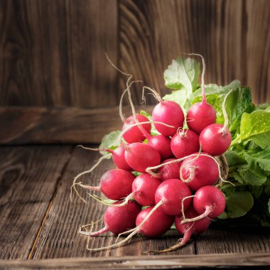 Demet taze Olgun genç turp sebze gıda organik vegan diyet detoks üretmek veya yerel pazar kavramı yeni ürün tarım ahşap masa natürmort yakın çekim kopya alanı karanlık düşük anahtar.