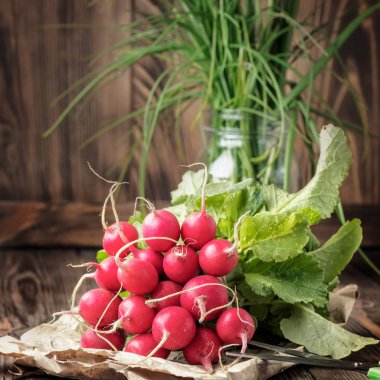 Demet taze Olgun genç turp sebze gıda organik vegan diyet detoks üretmek veya yerel pazar kavramı yeni ürün tarım ahşap masa yeşil soğan natürmort yakın çekim kopya alanı karanlık düşük anahtar.