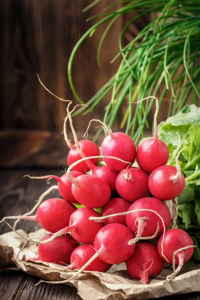 Banda Čerstvé Zralé Mladé Ředkvičky Zelenina Potraviny Organické Veganské Stravy — Stock fotografie