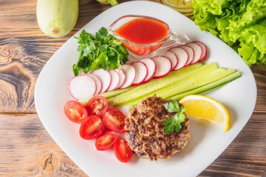 Beyaz tabakta ızgarada pişmiş kıyılmış biftek pirzola