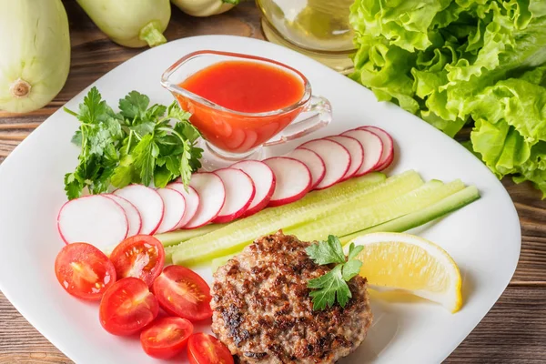 Beyaz tabakta ızgarada pişmiş kıyılmış biftek pirzola