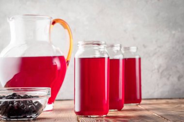 Siyah frenk üzümü kiraz yaban mersini kokteyl kavanozlara içecek komposto kırmızı çilek