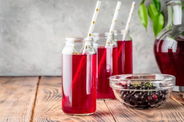 Siyah frenk üzümü kiraz yaban mersini kokteyl kavanozlara içecek komposto kırmızı çilek