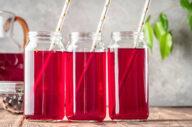 Siyah frenk üzümü kiraz yaban mersini kokteyl kavanozlara içecek komposto kırmızı çilek