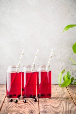 Siyah frenk üzümü kiraz yaban mersini kokteyl kavanozlara içecek komposto kırmızı çilek