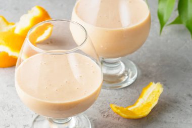 İki kokteyl cam smoothies milkshake sağlıklı içki ile