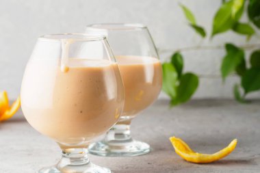 İki kokteyl cam smoothies milkshake sağlıklı içki ile