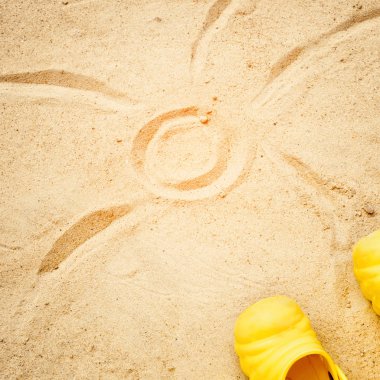 Plaj yaz güneş kum çocuklar oyuncak ve şişe su terlik ve güneş kremi