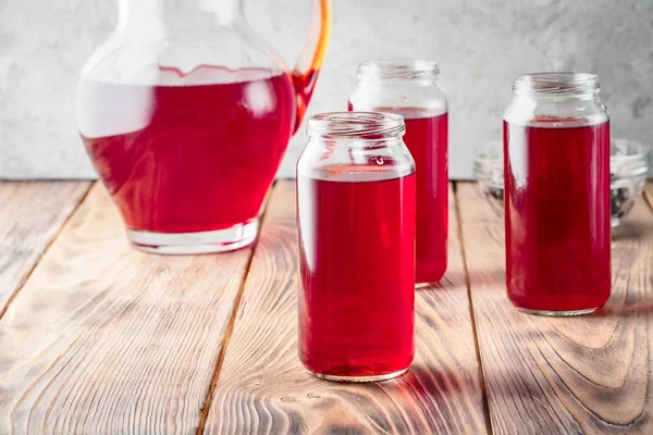 Siyah frenk üzümü kiraz yaban mersini kokteyl kavanozlara içecek komposto kırmızı çilek