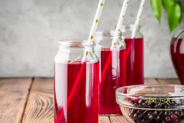 Siyah frenk üzümü kiraz yaban mersini kokteyl kavanozlara içecek komposto kırmızı çilek