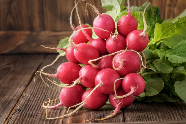 Demet taze genç turp sebze