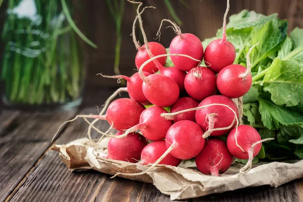 Demet taze genç turp sebze