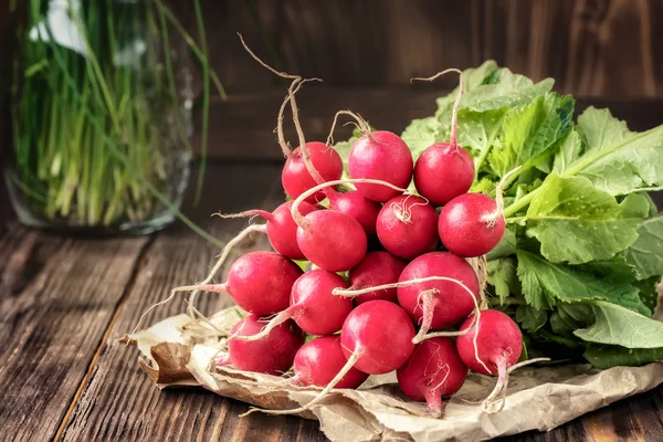 Demet taze genç turp sebze