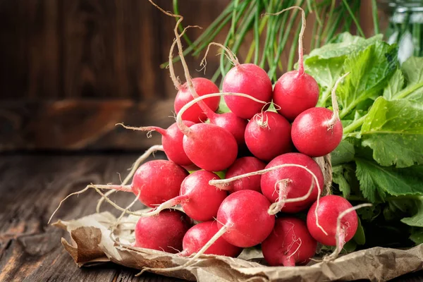 Demet taze genç turp sebze