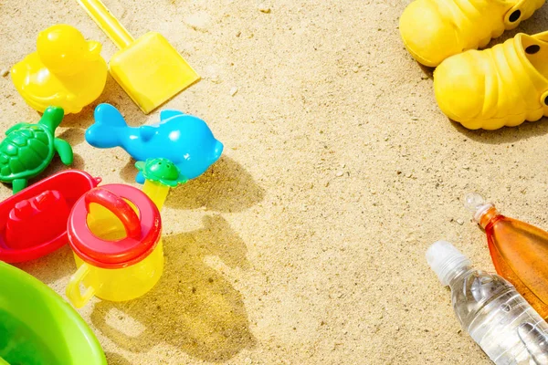 Plaj yaz güneş kum çocuklar oyuncak ve şişe su terlik ve güneş kremi — Stok fotoğraf