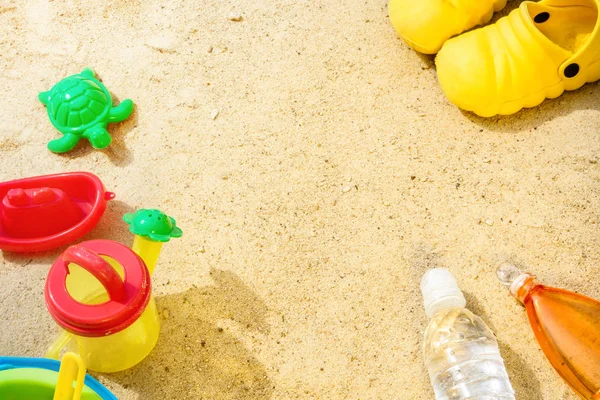 Plaj yaz güneş kum çocuklar oyuncak ve şişe su terlik ve güneş kremi — Stok fotoğraf