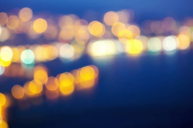 Büyük şehir deniz sahil gece parlak arka plan seçici odak bokeh ışıkları tonda soyut