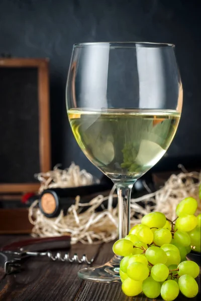 Λευκό Wineglass Και Άσπρο Κίτρινο Πράσινο Τσαμπιά Σταφύλια Μούρο Μπουκάλι — Φωτογραφία Αρχείου
