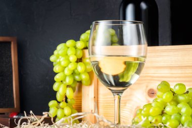 Beyaz bardağı ve beyaz sarı yeşil şişe şarap tirbuşon cork şaraphane kavramı Gıda Tarım şarap yapımı sonbahar yaz hasat tablo için berry üzüm demet.