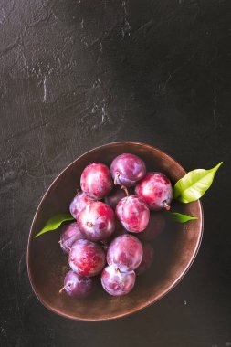Kendi elleri hasat kopya alanı ile tarım üstten görünüm tarafından bütün taze Olgun kırmızı menekşe mavi Erik kase mutfak masasında Konsept ev yapımı reçel kompostosu pişirme yapmak.