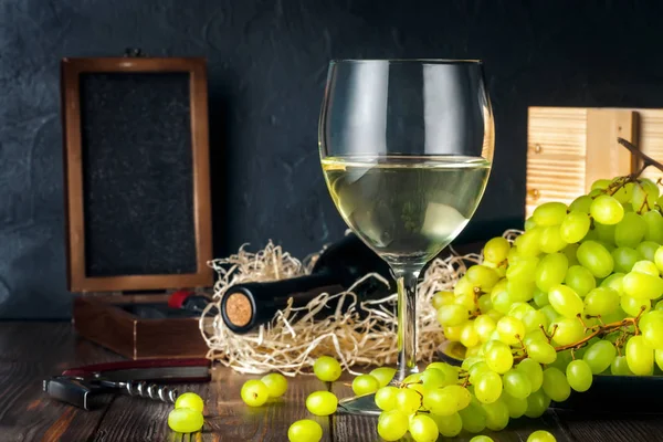 Λευκό Wineglass Και Άσπρο Κίτρινο Πράσινο Τσαμπιά Σταφύλια Μούρο Μπουκάλι — Φωτογραφία Αρχείου